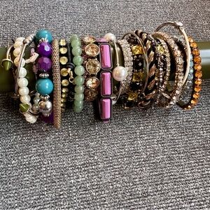 Lot of 25 Bracelets Estate Sales Mixed Material Wear Or Craft - L